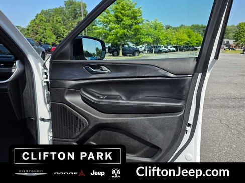 Used 2024 Jeep Grand Cherokee L Altitude AWD/4WD image 15