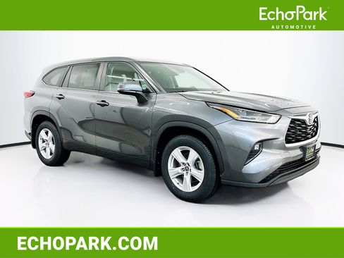 Used 2023 Toyota Highlander LE image 1