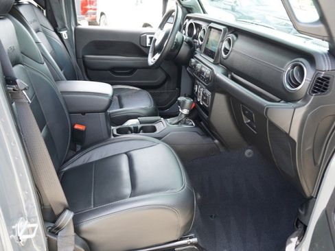Used 2019 Jeep Wrangler Unlimited Sahara AWD/4WD image 16