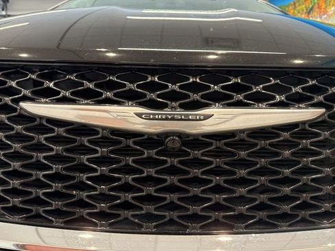 Used 2024 Chrysler Pacifica Touring-L image 13