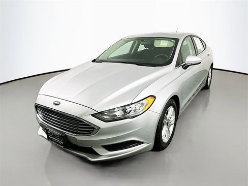 Used 2018 Ford Fusion SE w/ Fusion SE Technology Package image 3