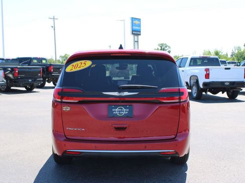 Used 2025 Chrysler Pacifica Select FWD image 8