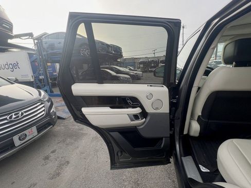 Used 2019 Land Rover Range Rover HSE image 14