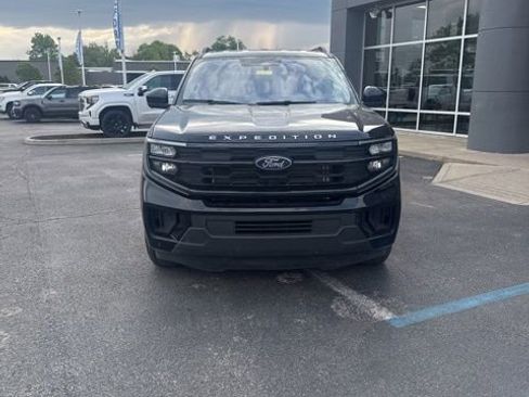 Used 2025 Ford Expedition Active AWD/4WD image 3