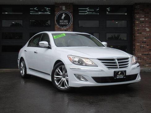 Used 2014 Hyundai Genesis 3.8 RWD image 2