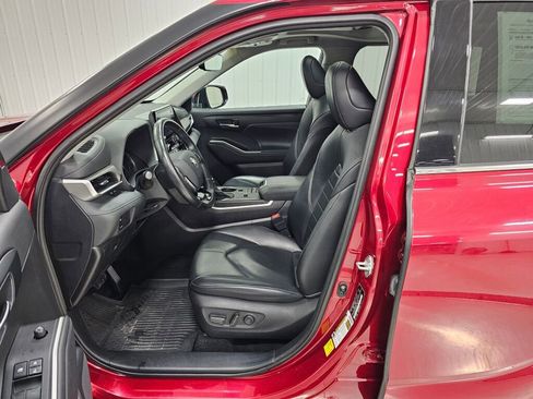 Used 2021 Toyota Highlander XLE image 2