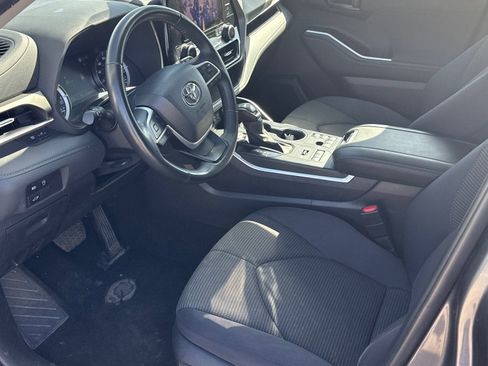 Used 2024 Toyota Highlander LE image 8