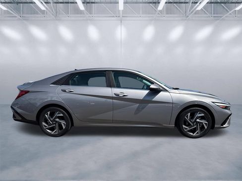 Used 2024 Hyundai Elantra Limited FWD image 3