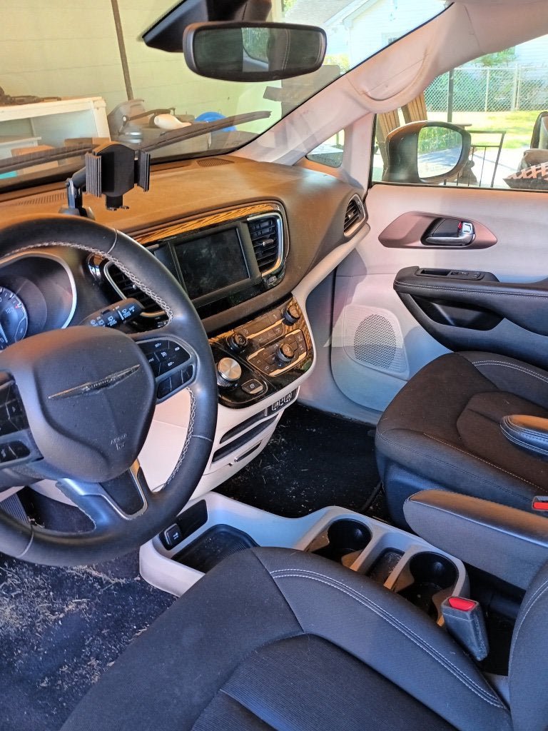 Used 2023 Chrysler Voyager LX FWD image 16