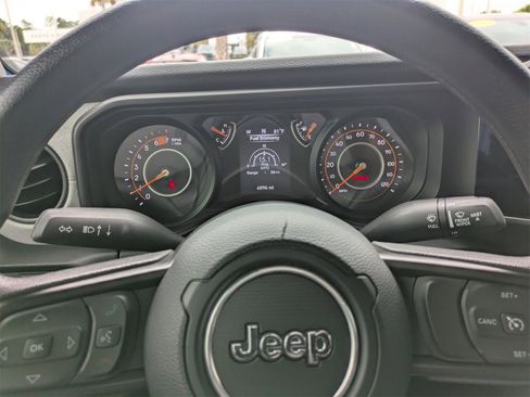 Used 2025 Jeep Wrangler Sport image 31