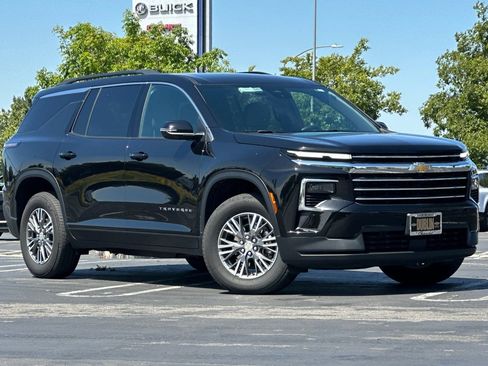 Used 2025 Chevrolet Traverse LT AWD/4WD image 2