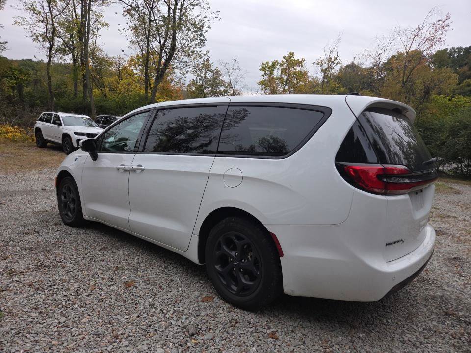 Used 2023 Chrysler Pacifica Touring-L w/ S Appearance Package FWD image 3