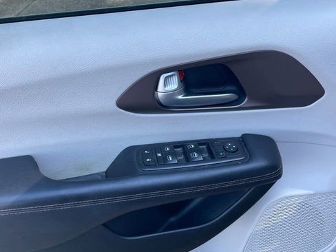 Used 2017 Chrysler Pacifica Touring-L w/ Tire & Wheel Group FWD image 10