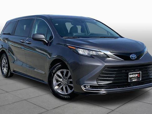 Used 2022 Toyota Sienna XLE image 3