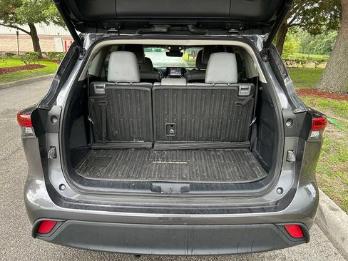 Used 2022 Toyota Highlander XLE AWD/4WD image 10