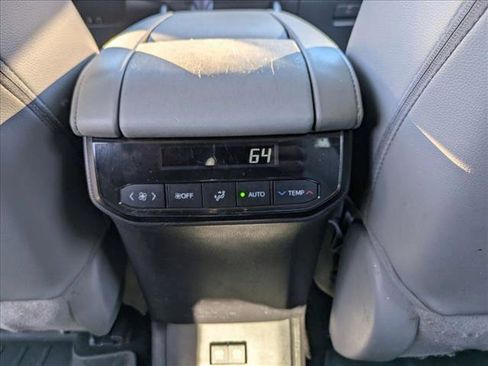 Used 2021 Toyota Highlander XLE image 18
