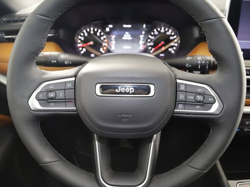 Used 2025 Jeep Compass Limited image 36