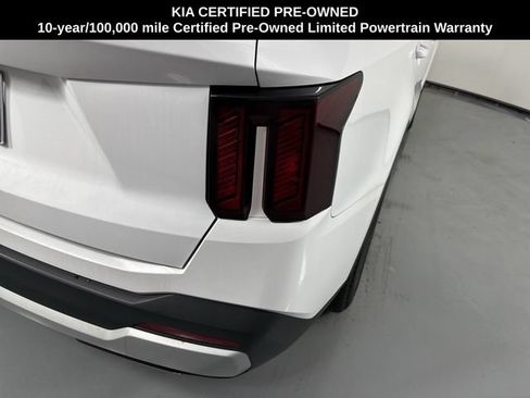 Certified 2025 Kia Sorento LX FWD image 29