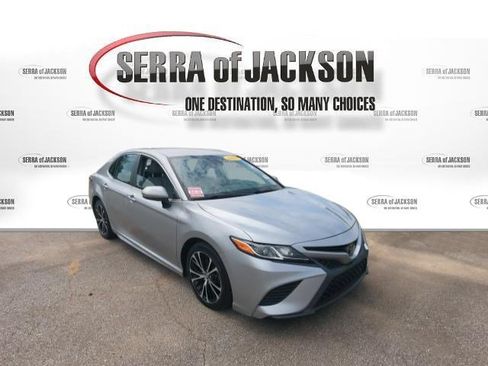 Used 2019 Toyota Camry SE FWD image 2