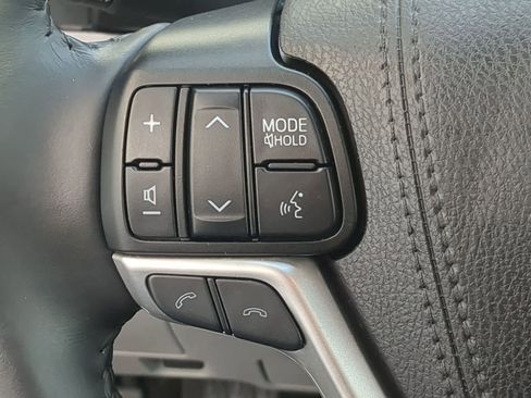 Used 2019 Toyota Highlander XLE AWD/4WD image 23
