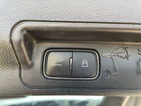 Used 2020 Ford Explorer XLT w/ Equipment Group 202A AWD/4WD image 27