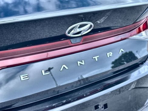 Used 2023 Hyundai Elantra SE FWD image 10