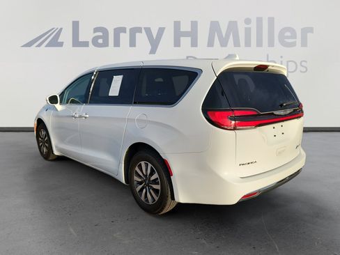 Used 2022 Chrysler Pacifica Touring-L image 4