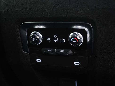 Used 2023 GMC Yukon XL SLE image 17