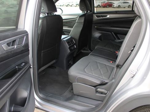 Used 2025 Volkswagen Atlas Cross Sport SE image 11