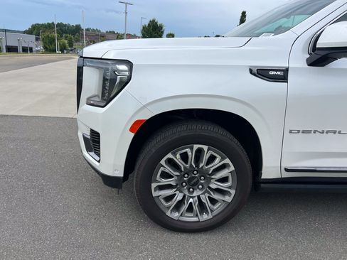 Used 2023 GMC Yukon XL Denali Ultimate AWD/4WD image 13
