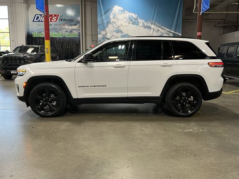 Used 2023 Jeep Grand Cherokee Limited w/ Luxury Tech Group II AWD/4WD image 2