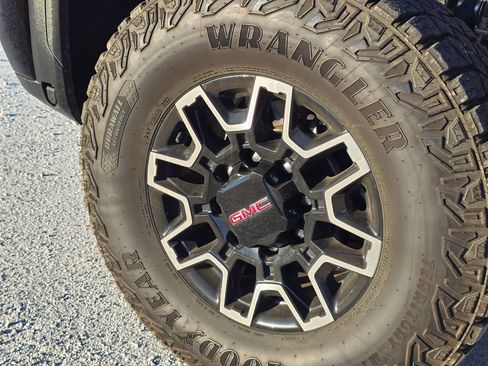 Used 2024 GMC Sierra 2500 AT4X image 21