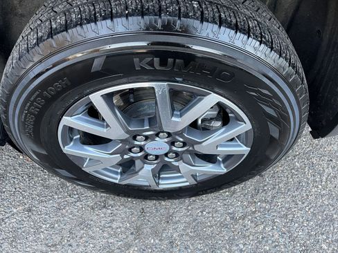 Used 2023 GMC Acadia SLT image 34