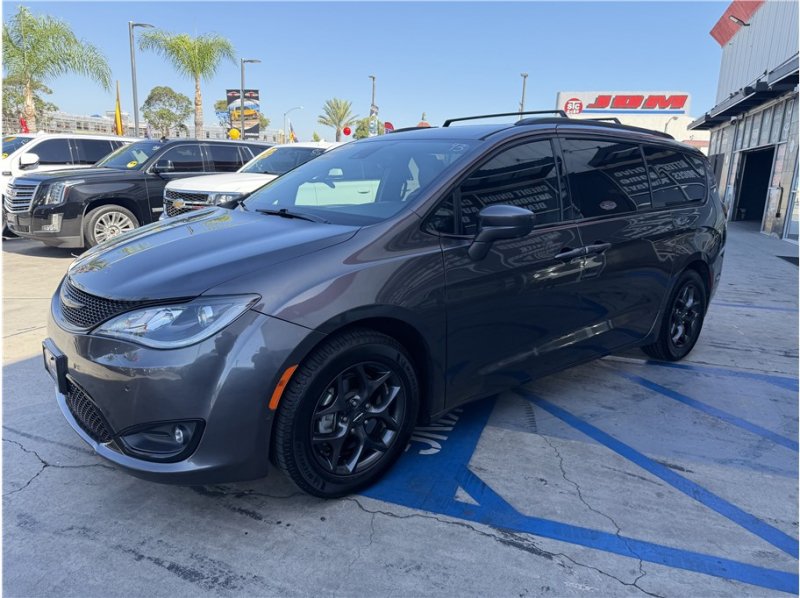 Used 2019 Chrysler Pacifica Touring-L Plus w/ Advanced Safetytec Group FWD image 9