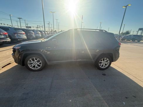 Used 2016 Jeep Cherokee Latitude FWD image 1