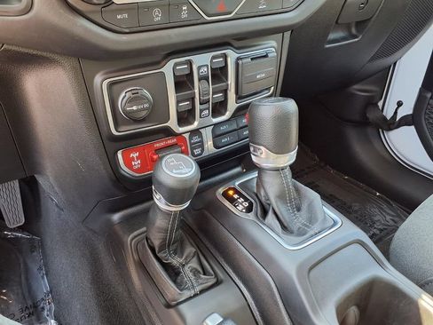 Used 2026 Jeep Gladiator Rubicon w/ Steel Power Dome Hood Package AWD/4WD image 11