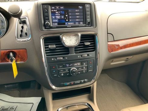 Used 2015 Chrysler Town & Country Touring-L w/ Driver Convenience Group image 24