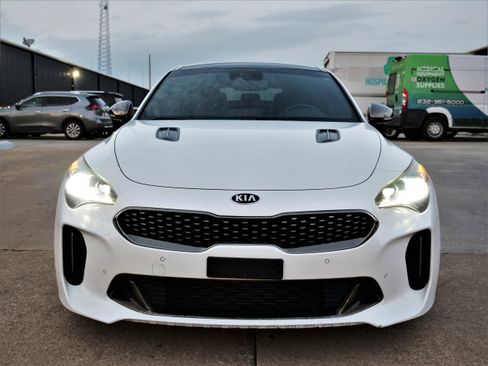 Used 2018 Kia Stinger GT2 image 2