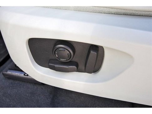 Used 2017 Land Rover Discovery Sport SE image 26