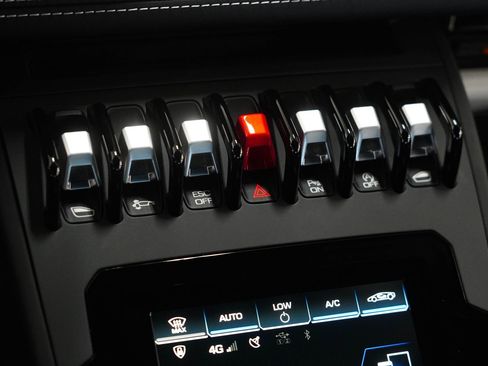 Used 2021 Lamborghini Huracan EVO image 24