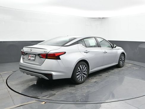 Used 2024 Nissan Altima 2.5 SV FWD image 10