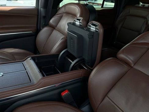 Used 2025 Lincoln Navigator Reserve image 36