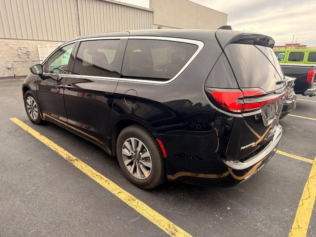 Used 2024 Chrysler Pacifica Limited FWD image 6
