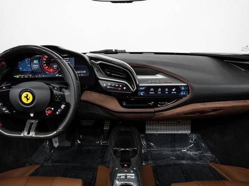 Used 2023 Ferrari SF90 Spider image 31