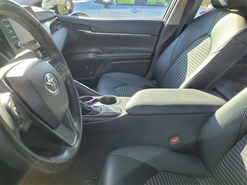 Used 2022 Toyota Camry SE image 4