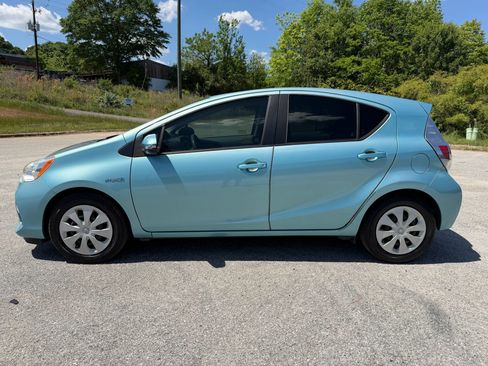 Used 2014 Toyota Prius C One image 2
