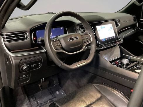 Used 2023 Jeep Wagoneer 4WD w/ Premium Group I image 15