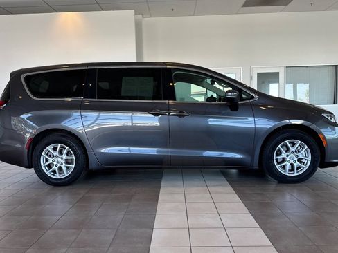 Used 2023 Chrysler Pacifica Touring-L FWD image 3