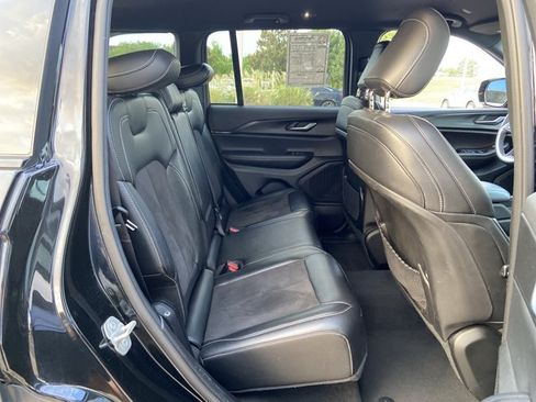 Used 2024 Jeep Grand Cherokee Altitude RWD image 11
