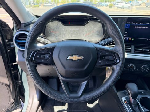 Used 2025 Chevrolet Trax LS w/ LS Convenience Package FWD image 17